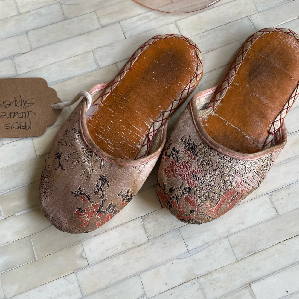 Vintage Chinese baby slippers 1970s pink Chinese slipper silk brocade & leather